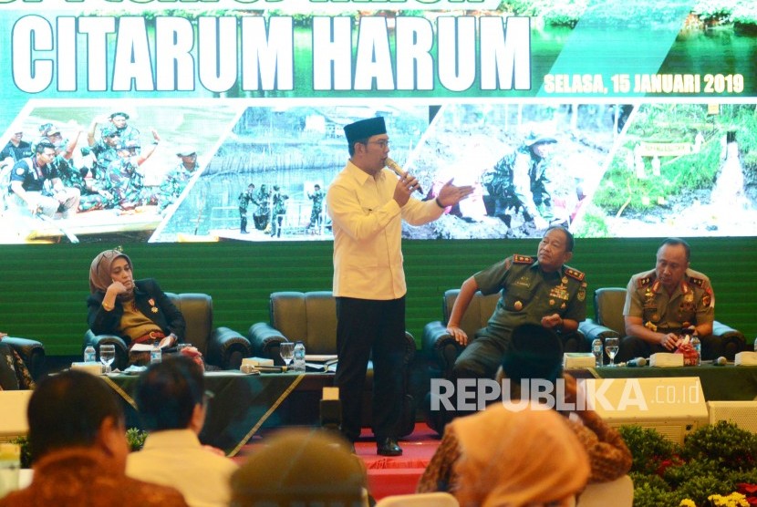 Gubernur Jawa Barat Ridwan Kamil menjelaskan tentang lengkah program Citarum Harum selanjutnya saat ini saat Rapat Evaluasi Satu Tahun Program Citarum Harum, di Graha Manggala Siliwangi, Kota Bandung, Selasa (15/1).