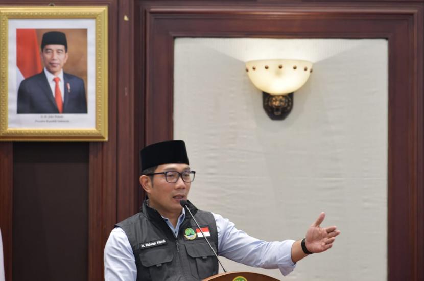 Gubernur Jawa Barat (Jabar) Ridwan Kamil memberikan komentarnya terkait sistem bekerja dari rumah atau Work From Home (WFH) untuk meminimalisir penularan Covid-19 dengan mengurangi pertemuan fisik di lingkungan kantor pemerintahan.