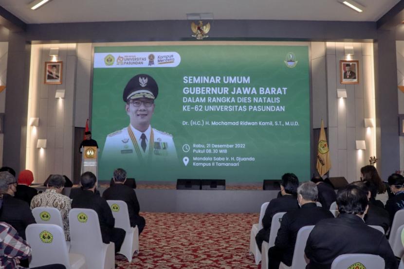 Gubernur Jawa Barat Ridwan Kamil menyampaikan orasi ilmiah secara daring pada Puncak Dies Natalis ke-62 Universitas Pasundan. 