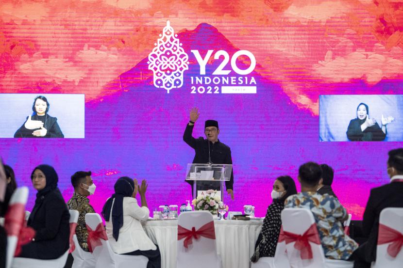 Gubernur Jawa Barat Ridwan Kamil menyampaikan paparan kepada delegasi KTT Y20 Indonesia 2022 di Gedung Sate, Bandung, Jawa Barat, Kamis (21/7/2022). KTT Y20 yang merupakan rangkaian dari presidensi G20 tersebut membahas empat isu prioritas yakni ketenagakerjaan pemuda, transformasi digital, planet yang berkelanjutan, dan layak huni, serta mengenai keberagaman dan inklusifitas. 