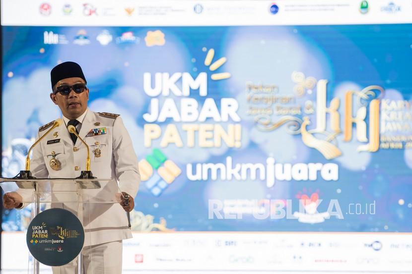 Gubernur Jawa Barat Ridwan Kamil memberikan sambutan saat meluncurkan kampanye Gerakan Nasional Bangga Buatan Indonesia (Gernas BBI) di Kota Bandung, Jawa Barat, Sabtu (3/4/2021). 
