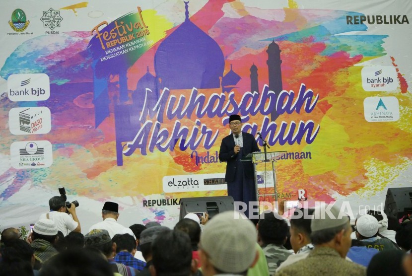 Gubernur Jawa Barat Ridwan Kamil menyampaikan sambutan pada acara Muhasabah Akhir Tahun, di Masjid Pusdai, Kota Bandung, Senin (31/12).
