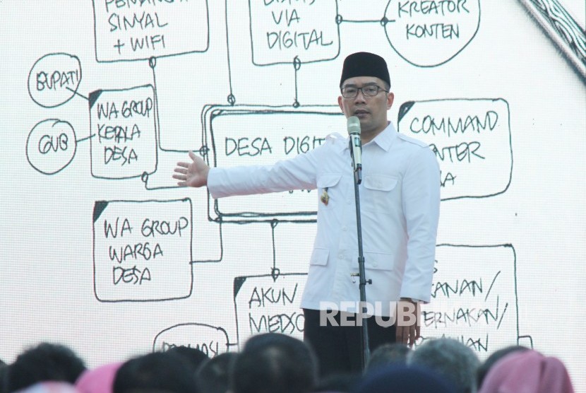 Gubernur Jawa Barat Ridwan Kamil menyampaikan sambutan pada kick off Program Patriot Desa Digital, di Aula Barat, Gedung Sate, Kota Bandung, Senin (1/4).