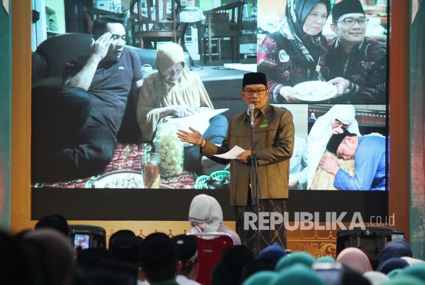 Gubernur Jawa Barat Ridwan Kamil menyampaikan sambutan pada wisuda Hafidz/Hafidzah Program Satu Desa Satu Hafidz (Sadesha).