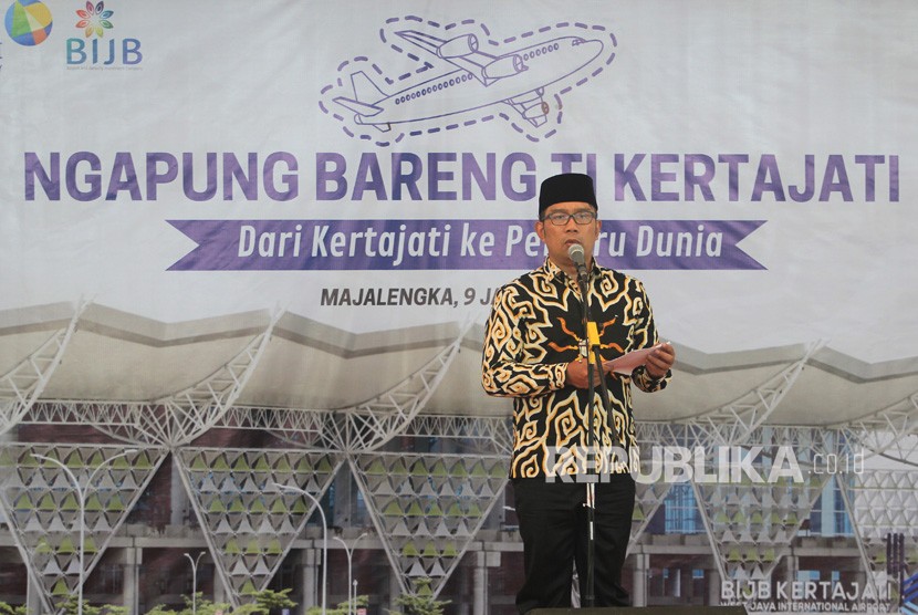 Gubernur Jawa Barat Ridwan Kamil menyampaikan sambutan saat acara Ngapung Bareng Ti Kertajati di Bandara Internasional Jawa Barat (BIJB) Kertajati, Majalengka, Jawa Barat, Kamis (9/1/2019). 