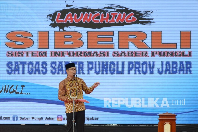 Gubernur Jawa Barat Ridwan Kamil menyampaikan sambutan saat launching Sistem Informasi Sapu Bersih Pungli (Siberli) di Gedung Sate, Kota Bandung, Jumat (5/7).