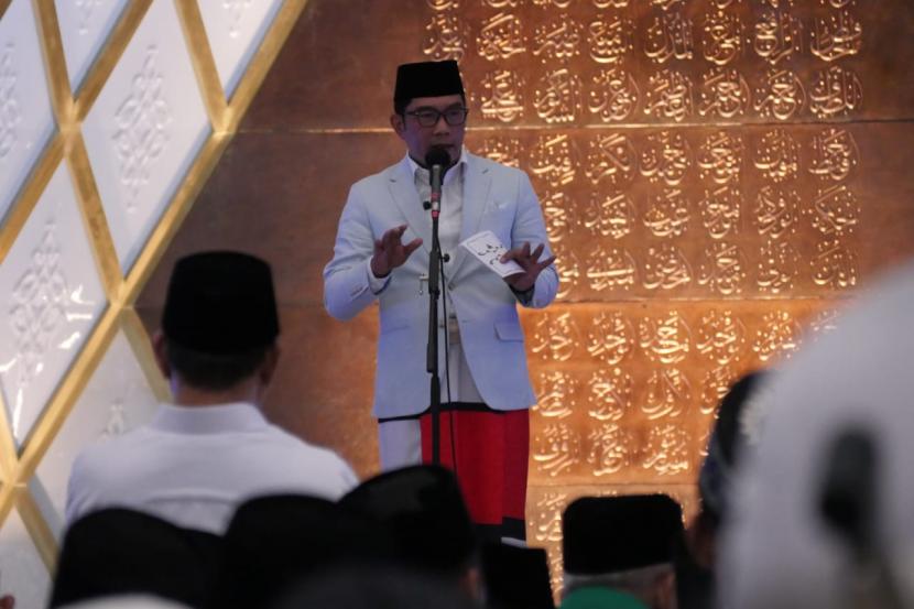 Gubernur Jawa Barat Ridwan Kamil menyampaikan sambutan saat peresmian Masjid Raya Al Jabbar, Gedebage, Kota Bandung, (30/12/2022). 