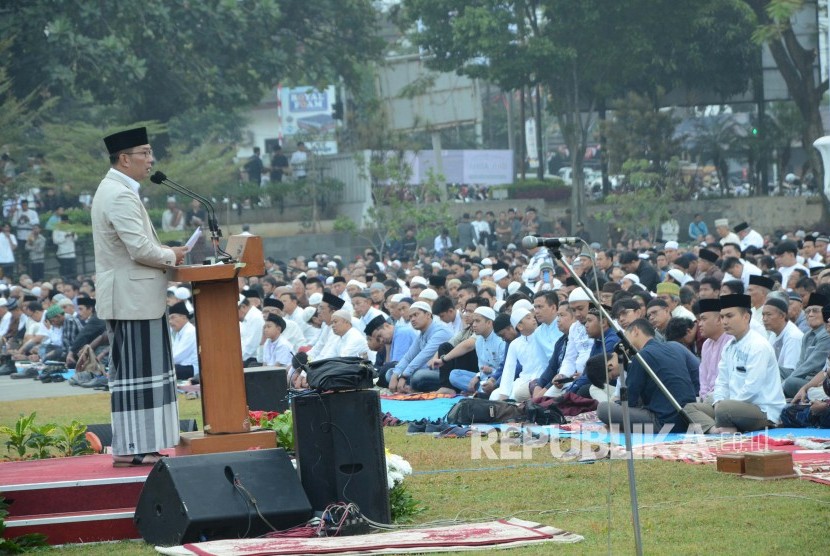 Gubernur Jawa Barat Ridwan Kamil menyampaikan sambutan sebelum shalat Idul Adha 1440 H, di Lapangan Gasibu, Kota Bandung, pada dua tahu lalu sebelum pandemi Covid-19. (Ilustrasi).