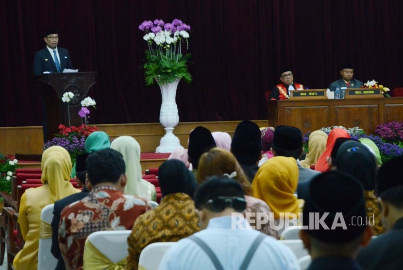 Gubernur Jawa Barat Ridwan Kamil menyampaikan sambutan usai pelantikan anggota DPRD Provinsi Jawa Barat yang baru pada Rapat paripurna DPRD Provinsi Jawa Barat, di Gedung Merdeka, Jalan Asia Afrika, Kota Bandung, Senin (2/9).