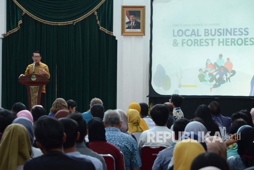 Gubernur Jawa Barat Ridwan Kamil menyampaikan sambutan usai penandatangan kerjasama pengembangan Project Thrive, wirausaha sosial bidang kehutanan, di Gedung Sate, Kota Bandung, Ahad (7/10). 