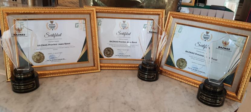 Gubernur Jawa Barat Ridwan Kamil meraih empat penghargaan di ajang Baznas Award 2022 yang digelar di Jakarta, Senin (17/1).