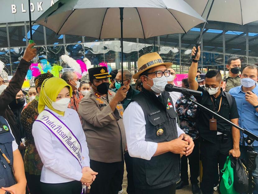 Gubernur Jawa Barat, Ridwan Kamil, meresmikan Pasar Cisarua di Kecamatan Cisarua, Kabupaten Bogor, Sabtu (26/2)