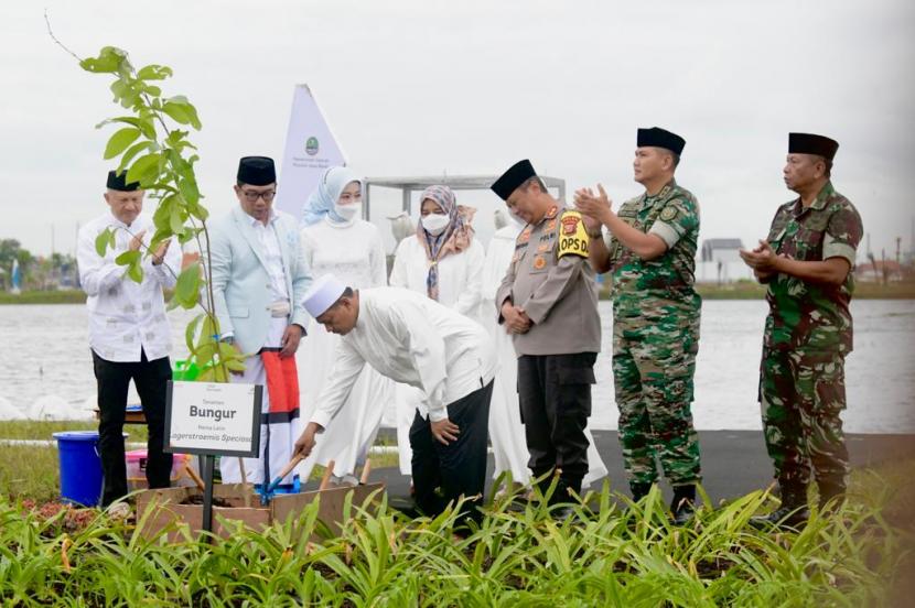 Gubernur Jawa Barat Ridwan Kamil meresmikan penggunaan Masjid Raya Al Jabbar di Cimincrang, Gedebage, Kota Bandung, Jumat (30/12/2022). 