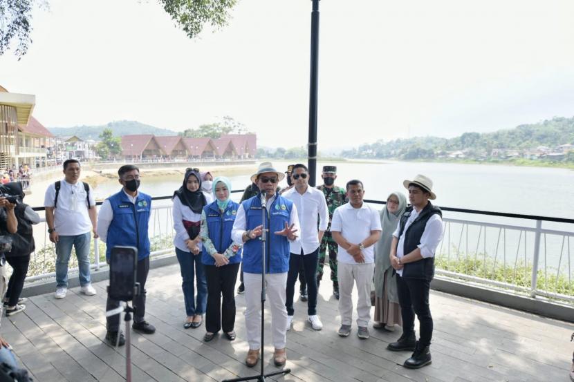 Gubernur Jawa Barat Ridwan Kamil meresmikan Situ Ciburuy  yang sudah selesai direvitalisasi di Kabupaten Bandung Barat, Sabtu (13/8/2022).
