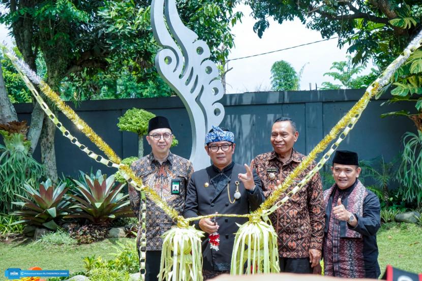 Gubernur Jawa Barat, Ridwan Kamil meresmikan Tugu Sekolah Model Pelajar Pancasila Jabar Masagi di SMA Negeri 25 Bandung, Kamis (24/11/2022).