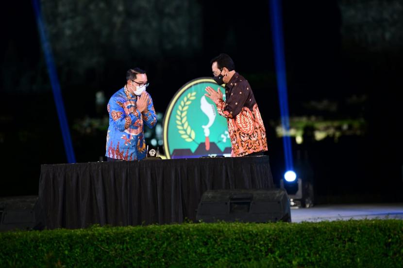 Gubernur Jawa Barat Ridwan Kamil saat bertemu Sri Sultan Hamengkubuwono X di dalam acara Pesona Jabar di Area Candi Prambanan, Yogyakarta, Rabu (1/12/2021) malam