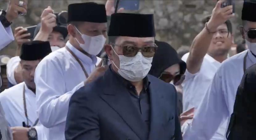 Gubernur Jawa Barat Ridwan Kamil saat inggin berikan keterangan kepada media seusai melakukan pemakaman putranya Emmeril Kahn Mumtadz di  Cimaung, Kabupaten Bandung, Senin (13/6).