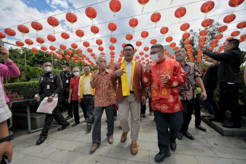Gubernur Jawa Barat Ridwan Kamil saat meninjau perayaan Tahun Baru Imlek 2023 di Kelenteng Satya Budhi, Jl. Kelenteng, Kota Bandung, Ahad (22/1/2023). 