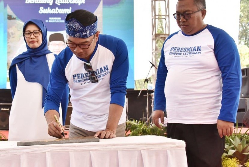  Gubernur Jawa Barat Ridwan Kamil saat meresmikan Daerah Irigasi Leuwisapi di kawasan Situ Tarisi, Desa Wangungkiara, Kabupaten Sukabumi, Sabtu (31/8).