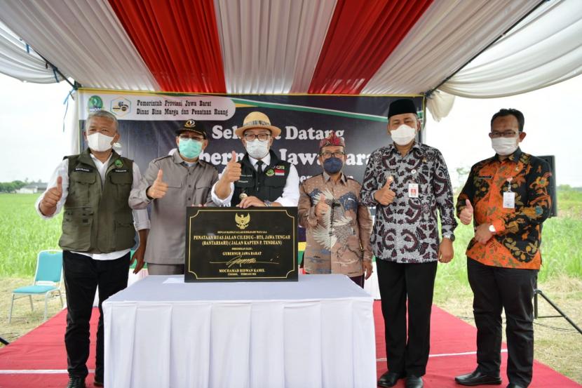 Gubernur Jawa Barat Ridwan Kamil saat meresmikan penataan jalan penghubung antara Jabar-Jateng, tepatnya di Ciledug Kabupaten Cirebon dengan Kabupaten Brebes, Jumat (4/2/2022). 