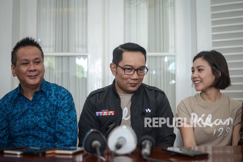 Gubernur Jawa Barat Ridwan Kamil (tengah) berbincang dengan pemeran Milea dalam film Dilan, Vanesha Prescilla (kanan) saat jumpa pers di Rumah Dinas Gubernur Jabar, Bandung, Jawa Barat, Ahad (10/2/2019). 