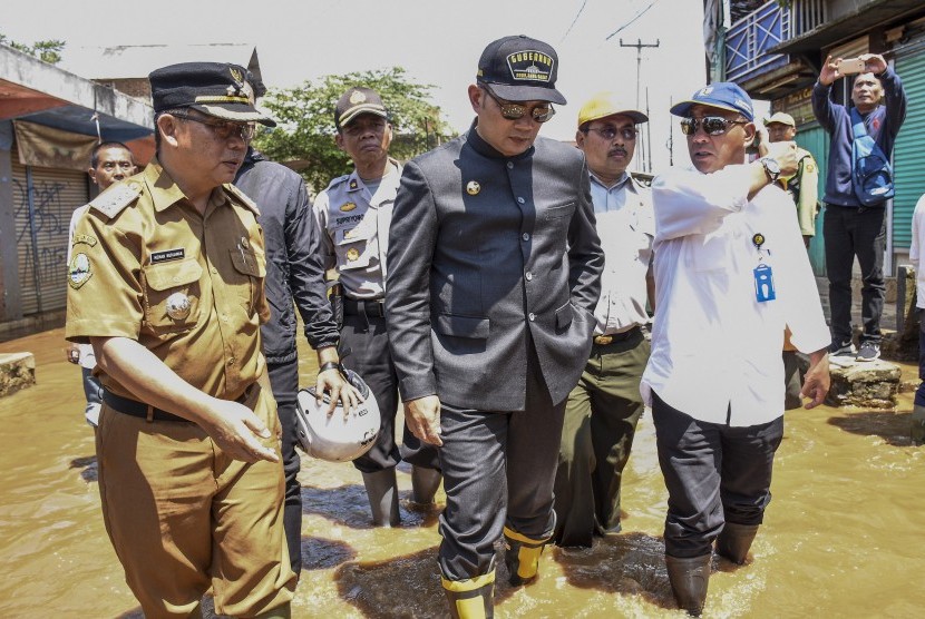 Gubernur Jawa Barat Ridwan Kamil (tengah) meninjau banjir luapan Sungai Citarum di kawasan Andir, Kecamatan Baleendah, Kabupaten Bandung, Selasa (26/2). 