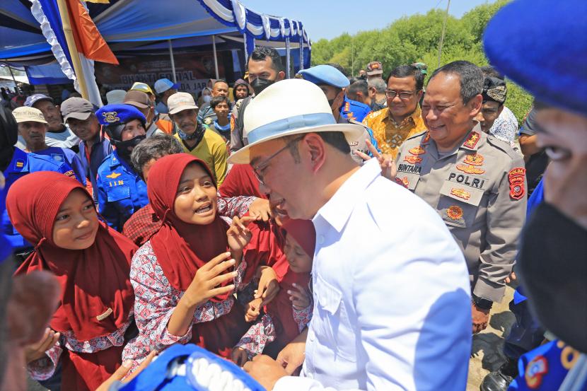 Gubernur Jawa Barat Ridwan Kamil (tengah) menyapa warga.