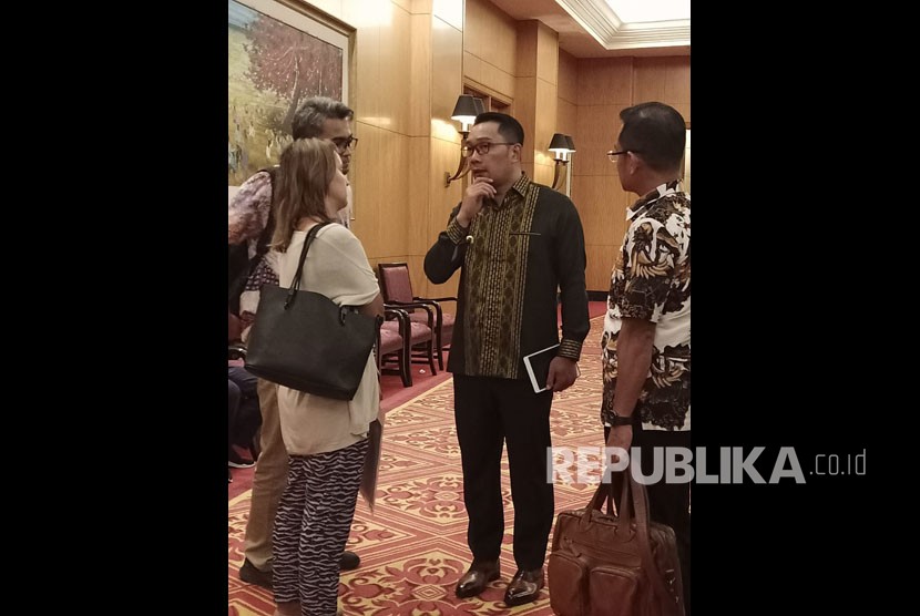 Gubernur Jawa Barat Ridwan Kamil (tengah) saat menghadiri Anugerah Syariah Republika 2019 di Hotel JW Mariott Jakarta, Selasa (19/11).