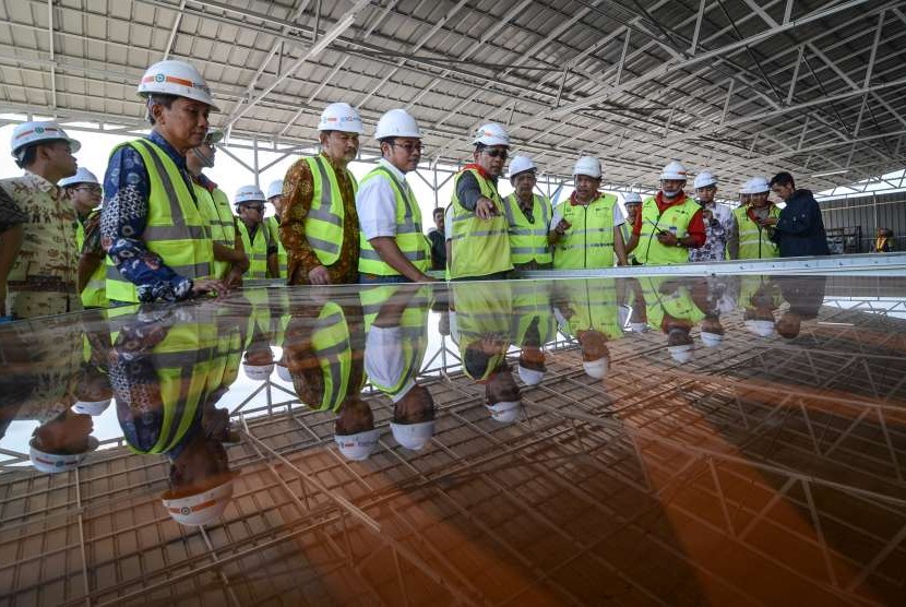 Gubernur Jawa Barat Ridwan Kamil (tengah) meninjau pembuatan kaca untuk pembangunan Masjid Al Jabbar di Gedebage, Bandung, Jawa Barat, Jumat (28/9). 