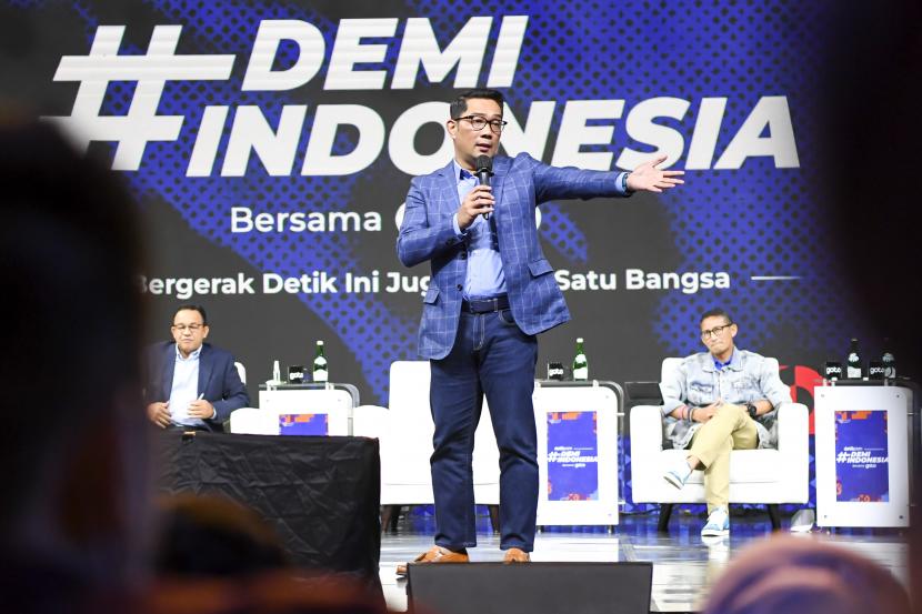 Gubernur Jawa Barat Ridwan Kamil (tengah) dinilai tepat maju berpasangan dengan Gubernur Jawa Tengah Ganjar Pranowo dalam Pilpres 2024.