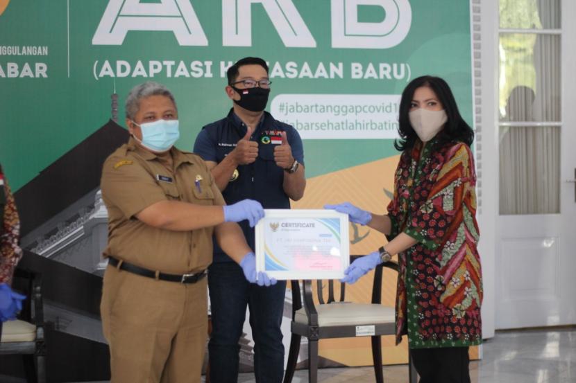 Gubernur Jawa Barat Ridwan Kamil (tengah) saat menerima bantuan PCR untuk daerahnya dari Sampoerna.
