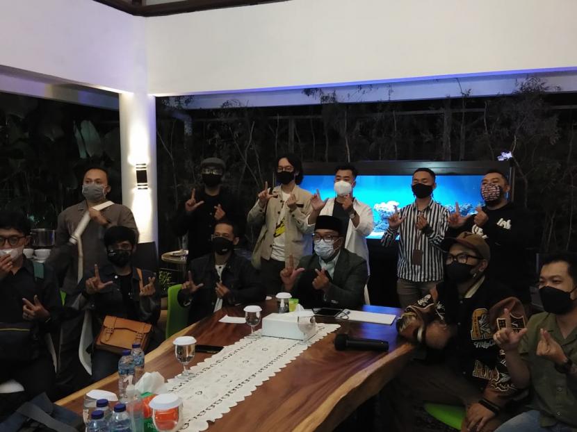 Gubernur Jawa Barat Ridwan tengah berkolaborasi dengan sekitar 22 produk lokal untuk memproduksi sebuah karya spesial. 