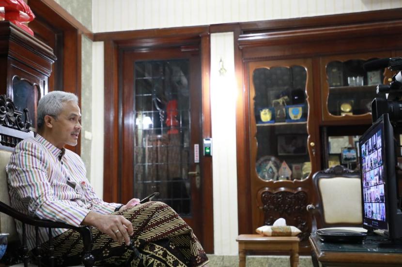 Gubernur Jawa Tebgah, Ganjar Pranowo saat mengikuti Rakor Penanganan Kenaikan Kasus COVID-19 akibat Dampak Libur Panjang secara daring, bersama Menteri Luhut Binsar Panjaitan, di ruangbkerjanya, Kamis (12/11)