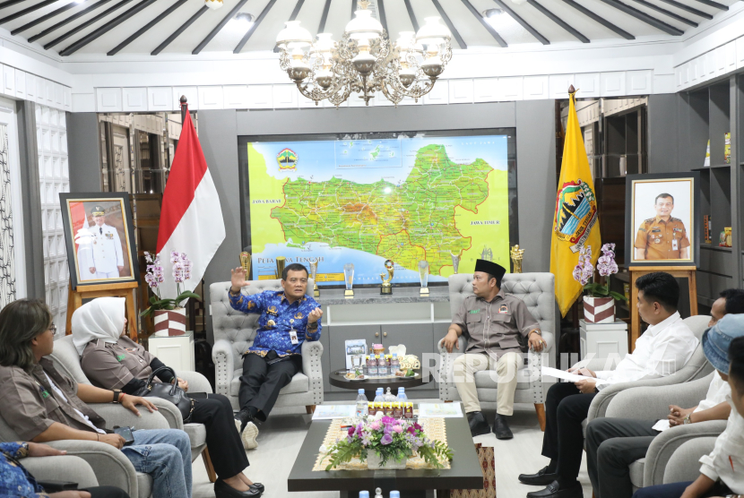 Gubernur Jawa Tengah, Ahmad Luthfi (baju biru) saat menerima audiensi dari pengurus Himpunan Tani Merdeka Jawa Tengah, di kantornya, Rabu (1/10/2025). 