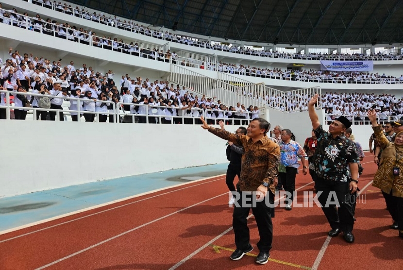Gubernur Jawa Tengah Ahmad Luthfi dan jajarannya menghadiri acara pengangkatan 13.111 pegawai pemerintah dengan perjanjian kerja (PPPK) paruh waktu di Stadion Jatidiri, Kota Semarang, Kamis (11/12/2025). 