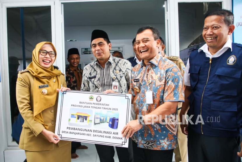 Gubernur Jawa Tengah Ahmad Luthfi dan Wakil Gubernur Taj Yasin bersama Rektor Universitas Diponegoro (Undip) Semarang Suharnomo meresmikan program desalinasi Desa Banjarsari, Kecamatan Sayung, Kabupaten Demak pada Selasa (30/9/2025).