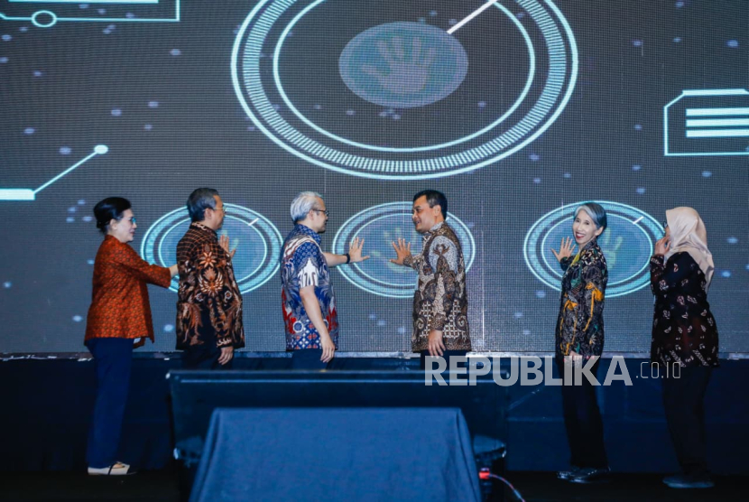Gubernur Jawa Tengah Ahmad Luthfi meluncurkan program Speling Melesat dan TB Express, guna mengakselerasi penurunan kasus tuberkulosis (TB/TBC) saat peluncuran sekaligus peringatan Hari Kesehatan Nasional di Grand Mercure Hotel, Solobaru, Kabupaten Sukoharjo, Jumat (3/10/2025).