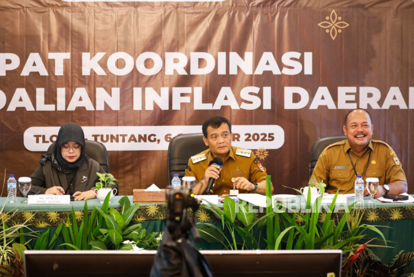 Gubernur Jawa Tengah Ahmad Luthfi (tengah) memimpin Rapat Koordinasi Tim Pengendalian Inflasi Daerah (TPID) di Tlogo, Tuntang, Kabupaten Semarang, pada Senin (6/10/2025).