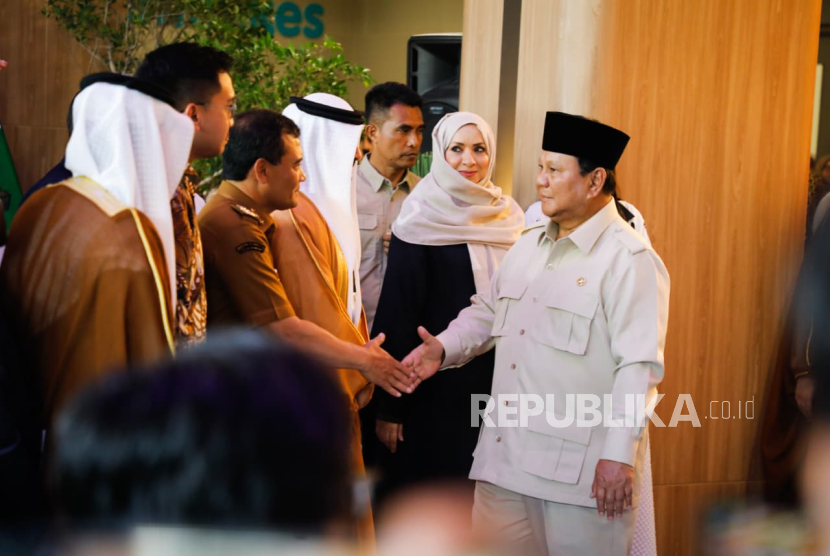 Gubernur Jawa Tengah, Ahmad Luthfi mendampingi Presiden Prabowo Subianto dan perwakilan Pemerintah Uni Emirat Arab (UEA) Syeikh Theyab Bin Mohamed Bin Zayed Al Nahyan meresmikan Rumah Sakit Kardiologi Emirates-Indonesia (RS KEI) di Kota Surakarta, Rabu (19/11/2025).