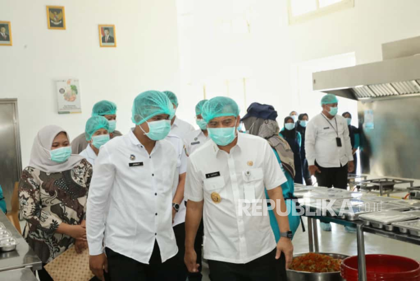 Gubernur Jawa Tengah, Ahmad Luthfi mengecek langsung kondisi dapur Satuan Pelayanan Pemenuhan Gizi (SPPG) untuk Makan Bergizi Gratis (MBG) di Jebres, Kota Solo, Rabu (8/10/2025).