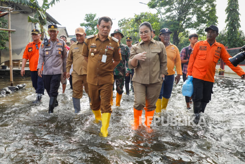 Tinjau Korban Banjir, Gubernur Ahmad Luthfi Pastikan Bantuan Tepat Sasaran