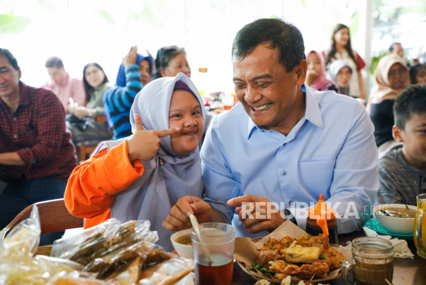 Cara Ahmad Luthfi Berbagi Kebahagiaan dengan Penyandang Difabel di Jawa Tengah