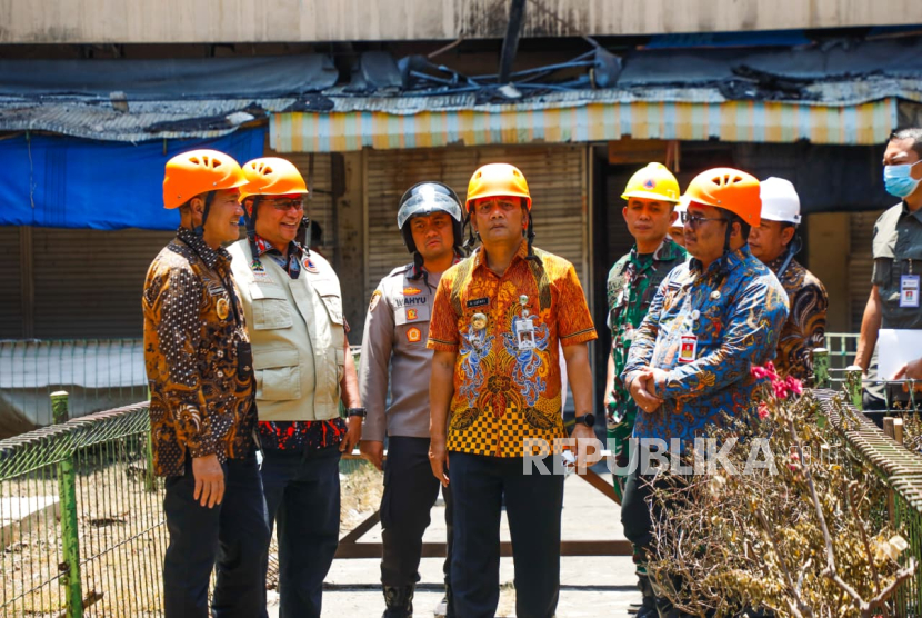 Gubernur Jawa Tengah Ahmad Luthfi saat meninjau lokasi kebakaran Pasar Kota Wonogiri dan menyerahkan bantuan kepada warga terdampak, Kamis (9/10/2025). 