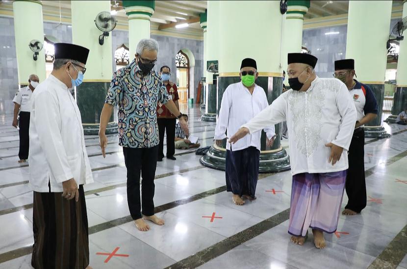 Gubernur Jawa Tengah, ganjar Pranowo (batik) memantau kesiapan penerapan Normal Baru di masjid Agung Semarang (Masjid Kauman), Rabu (27/5).