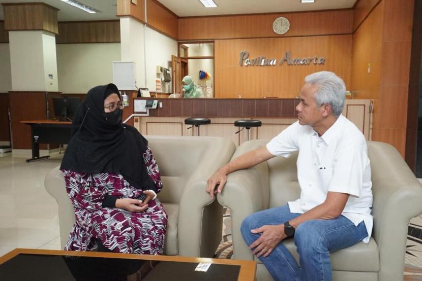 Gubernur Jawa Tengah Ganjar Pranowo berbincang dengan istri Emha Ainun Najib (Cak Nun) di RSUP Dr Sardjito, Sabtu, (5/8/2023). 