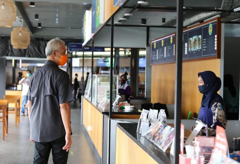 Gubernur Jawa Tengah, Ganjar Pranowo berdialog dengan warga yang beraktivitas di Rest Area KM 456 Salatiga, Jumat (30/10). Gubernur memastikan penerapan protokol kesehatan di kawasan rest area tersebut diterapkan dengan baik dalam menyambut libur panjang akhir pekan ini.