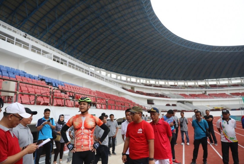 Gubernur Jawa Tengah, Ganjar Pranowo (berkostum olahraga bersepeda) melihat proses pekerjaan tahap IV stadion Jatidiri, Semarang, Jumat (13/12). Menurut Ganjar, Stadion Jatidiri bakal menjadi stadion termegah di tanah air setelah SUGBK dan stadion Jakabaring.