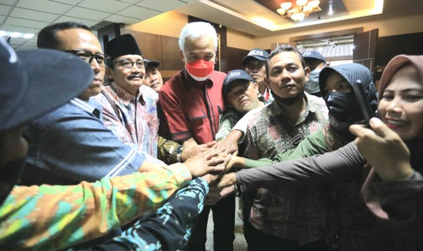 Gubernur Jawa Tengah Ganjar Pranowo bersama para pedagang asongan komoditas 14 (AK14) Candi Borobudur usai menggelar audiensi di kantor Gubernur Jawa Tengah di Semarang, Selasa (2/8).