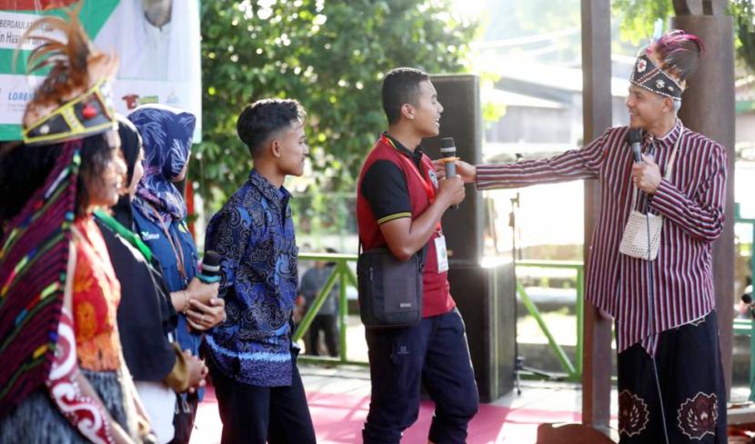  Gubernur Jawa Tengah, Ganjar Pranowo, bersama para petani milenial Kabupaten Temanggung pada acara pembukaan Soropadan Festival 2023, di Soropadan, Temanggung, Kamis (20/7).
