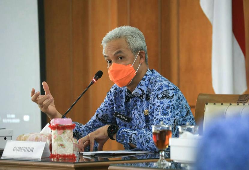 Gubernur Jawa Tengah, Ganjar Pranowo dalam sebuah kesempatan memimpin rapat penanganan Covid-19 di kantor Gubernuran, di Semarang, Senin (16/11).